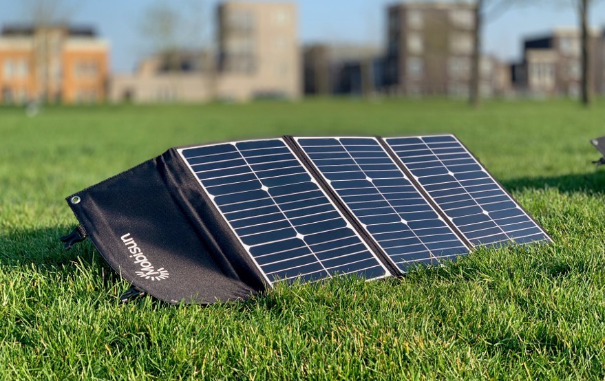 painel solar dobrável sendo usado em espaço aberto