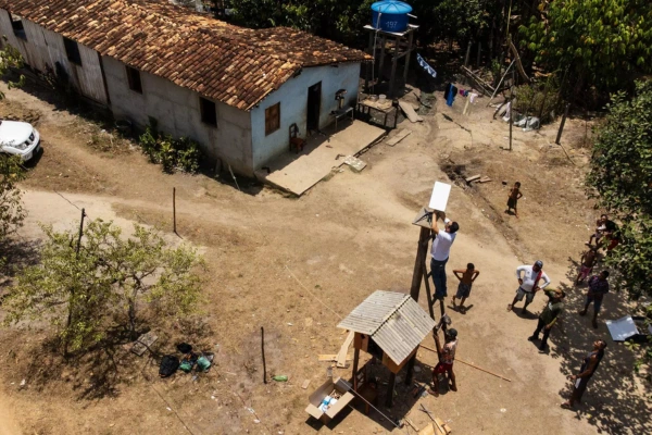 Antena Starlink sendo instalada em área rural