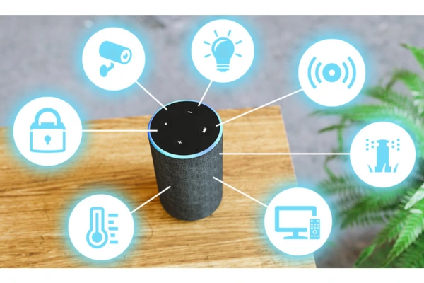 Uma pessoa ativando um assistente virtual (Alexa, Google Nest ou Siri) para controlar luzes e eletrodomésticos.
